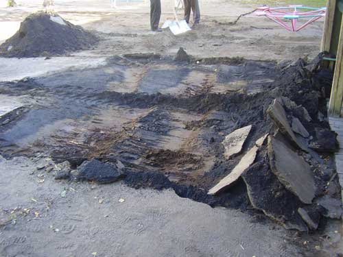 загрязненная концентратом свинца почва на детской площадке в Дальнегорске, обнаружено в 2007 г.