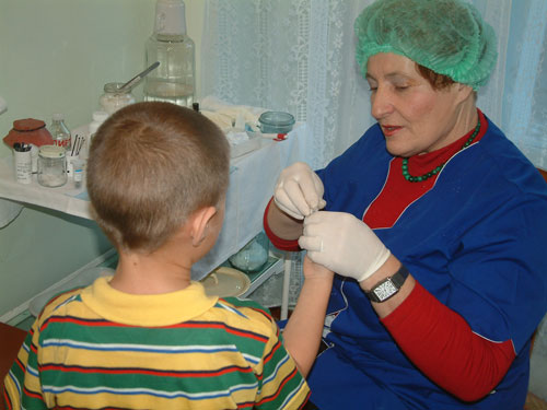 доктор Г. Лачилова в больнице г. Дальнегорск берет пробу крови у ребенка